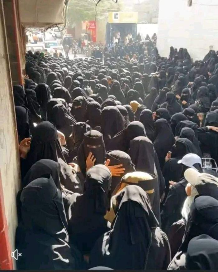 الحوثي يدفع المرأة اليمنية للتسول في بوابات الميسورين