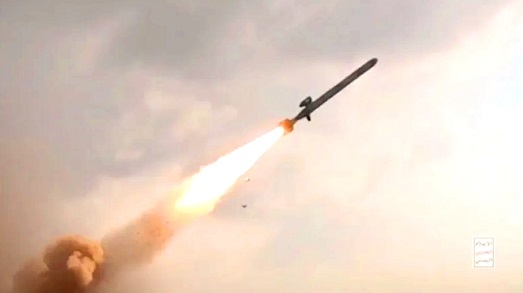 الجيش الأمريكي يقول إن ميليشيا الحوثي أطلقت ثلاثة صواريخ باليستية في البحر الأحمر