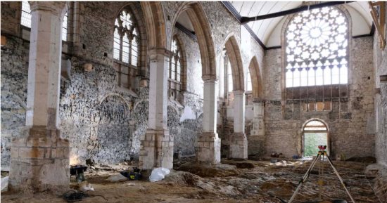 اكتشاف كنيسة عمرها 700 عام تحتوي على مقابر ومجوهرات في فرنسا 
