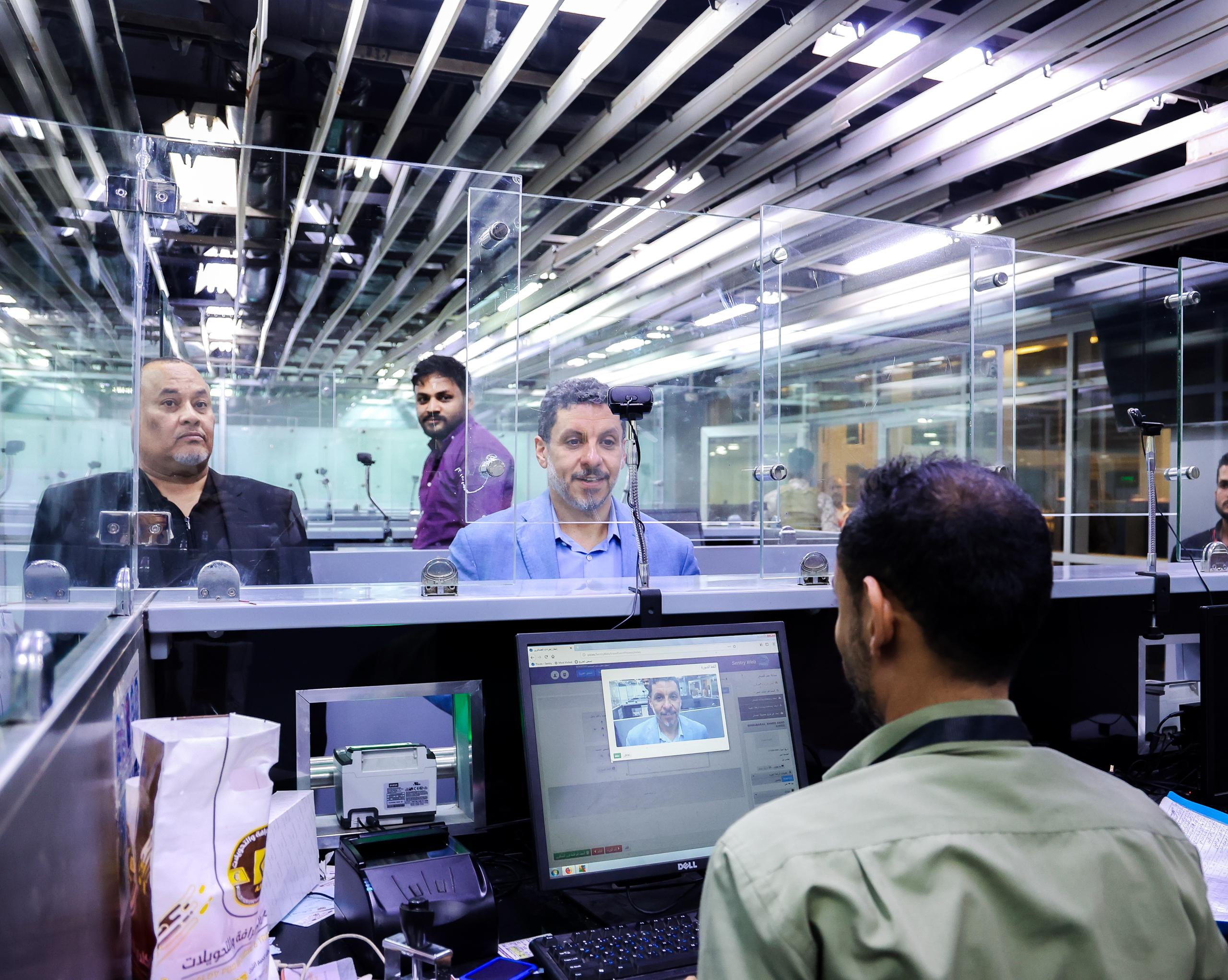 رئيس الوزراء يجري جولة تفقدية في مطار عدن الدولي