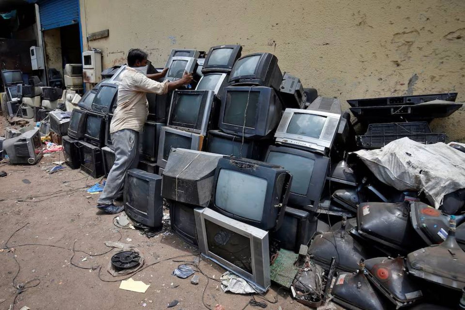 تراكم النفايات الإلكترونية في أفريقيا يثير مخاوف صحية وبيئية