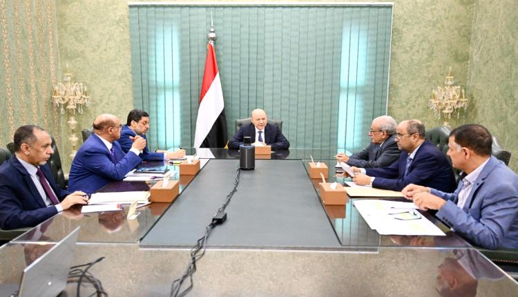 رئيس مجلس القيادة يناقش تداعيات إجراءات الحوثيين “المدمرة” للاقتصاد