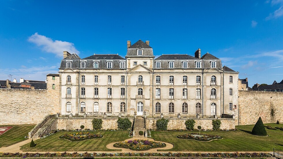 اكتشاف قلعة عمرها 640 عاما تحت فندق فرنسي شهير!