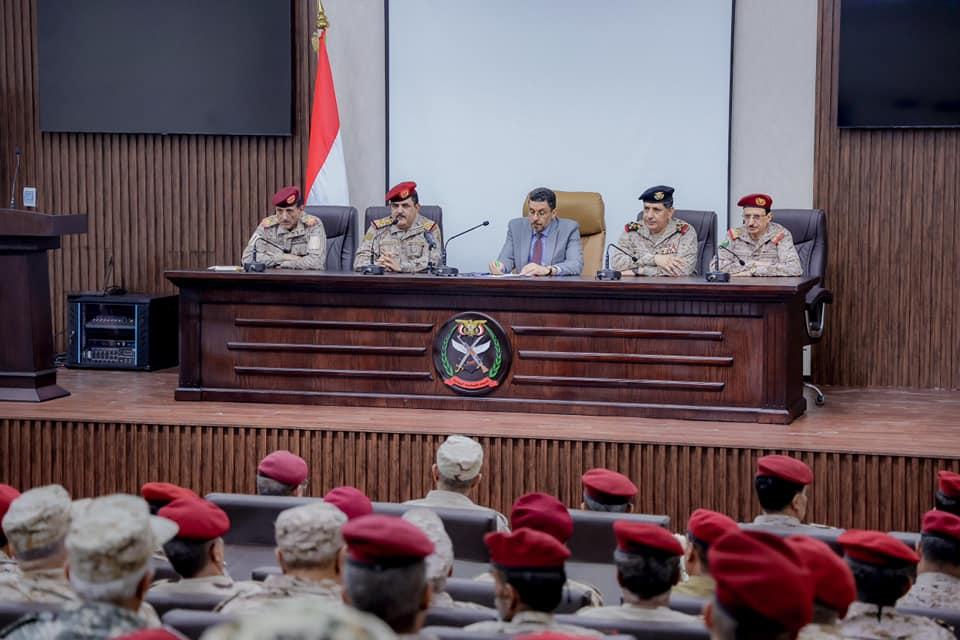 بالتزامن مع تصعيد حوثي.. رئيس الوزراء يجتمع بقيادات عسكرية في عدن ويشدد على ضرورة التكاتف لهزيمة مشروع الميليشيات