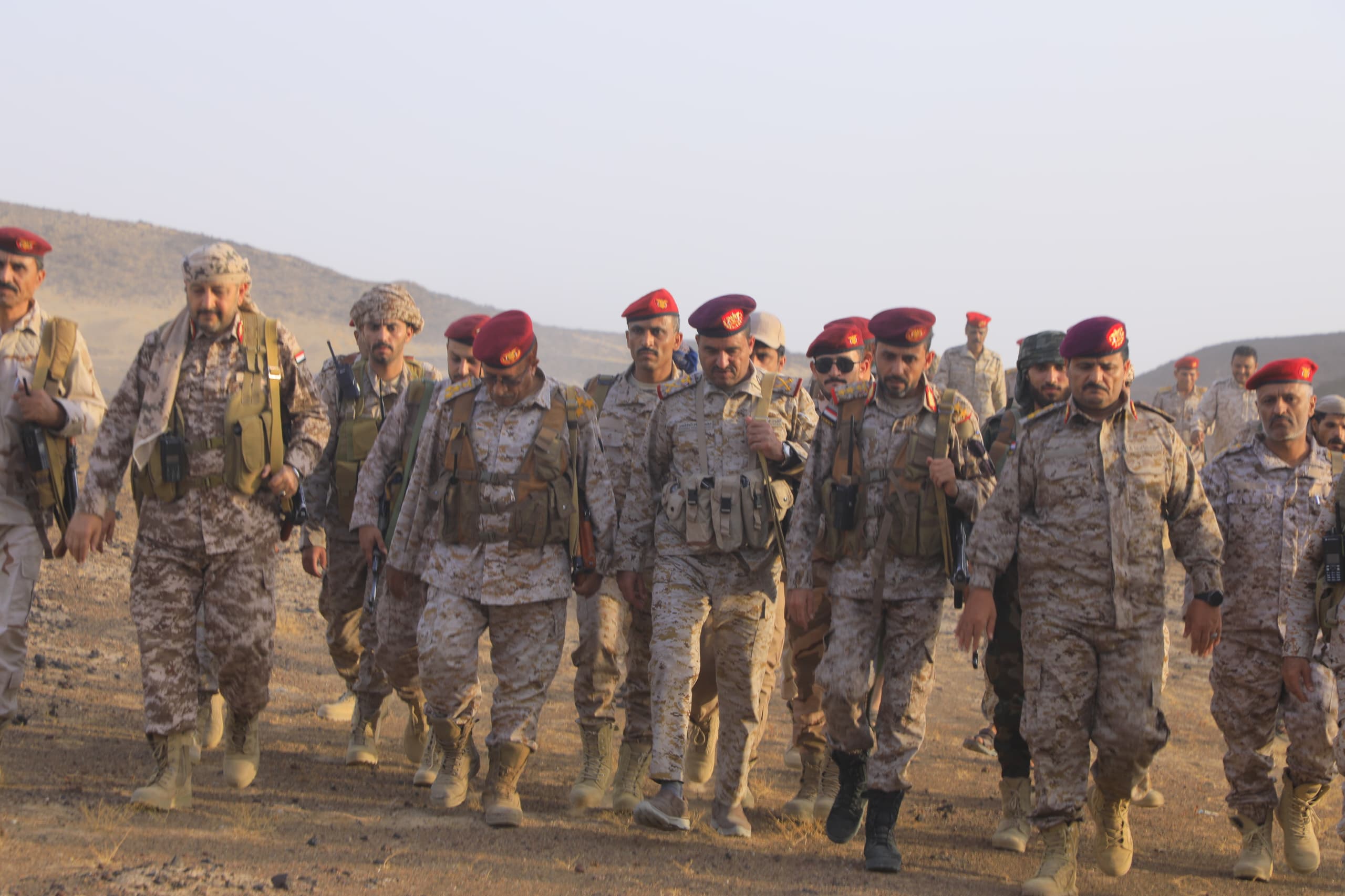 قائد المنطقة العسكرية السابعة يتفقد المقاتلين الأبطال بالجبهة الغربية لمحافظة مأرب