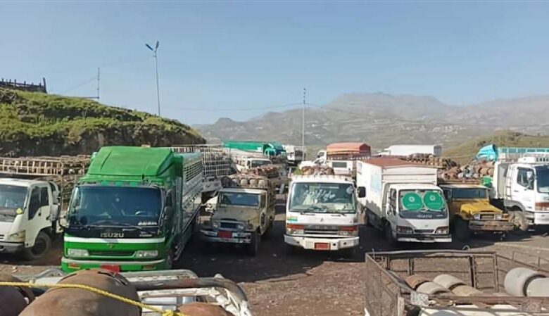 ميليشيا الحوثي تواصل احتجاز العشرات من ناقلات الغاز في تعز