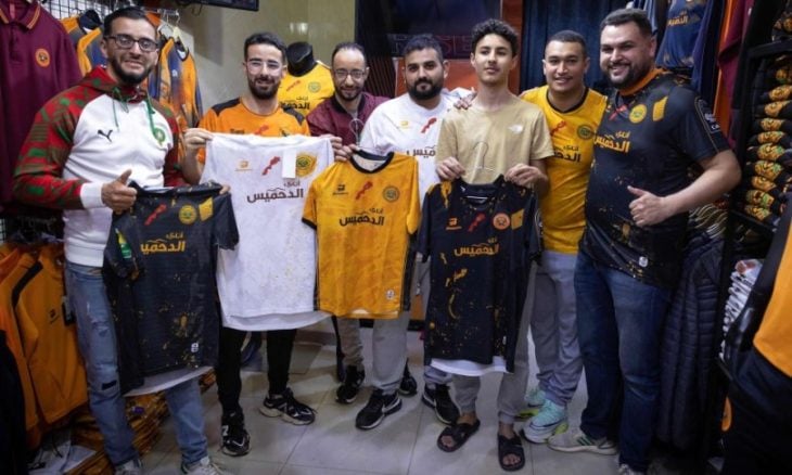 إقبال على قمصان نهضة بركان المغربي لكرة القدم بعد النزاع مع الجزائر