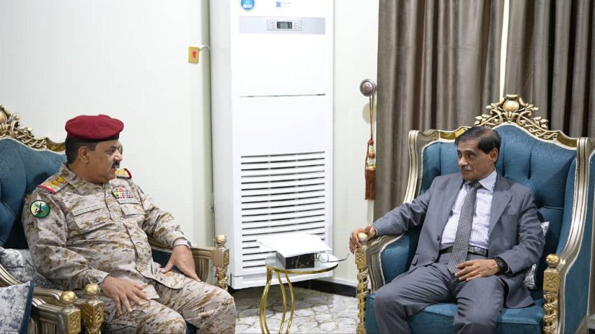 عضو مجلس القيادة الرئاسي البحسني يطلع من وزير الدفاع على مستجدات الأوضاع العسكرية