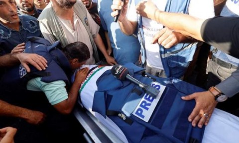 غزّة.. استشهاد صحفي فلسطيني ونجله بقصف إسرائيلي استهدف منزلهما