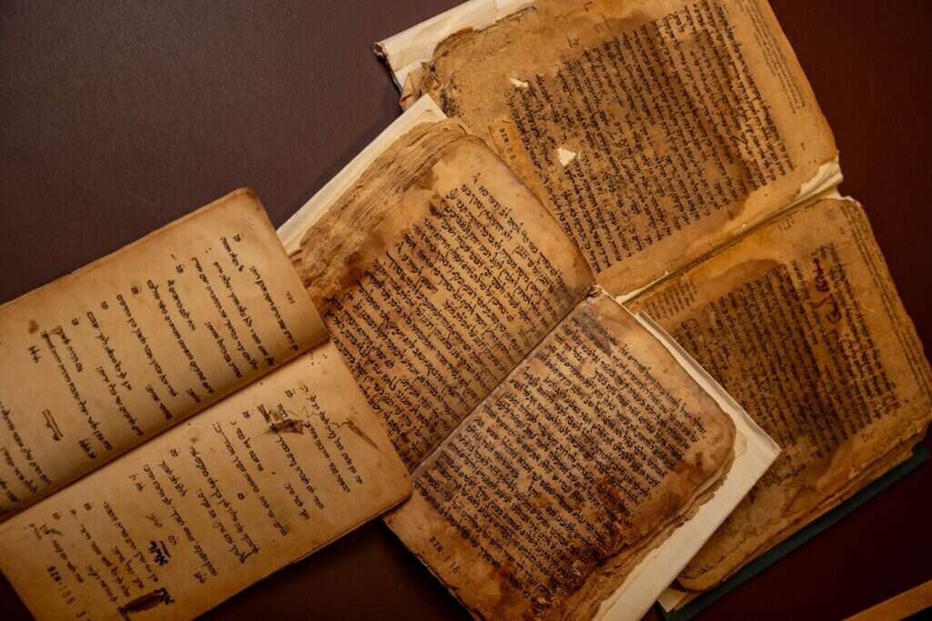 مجلة عبرية مجموعة ضخمة من المخطوطات اليمنية تسلم إلى المكتبة الوطنية الإسرائيلية!