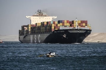 تقرير حديث: هجمات الحوثي البحرية تزيد فترة رسو السفن بالموانئ الآسيوية
