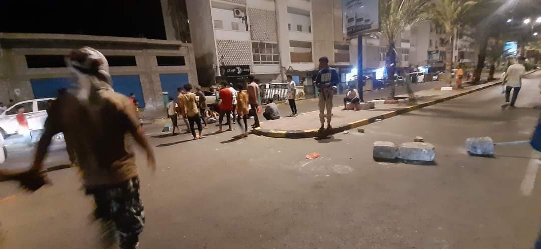 موجة من الغضب الشعبي في عدن بعد زيادة عدد ساعات انقطاع الكهرباء 