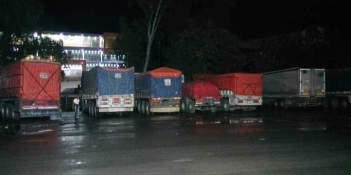 ميليشيا الحوثي تحتجز عشرات الشاحنات شرقي تعز لإجبارها على دفع جبايات 