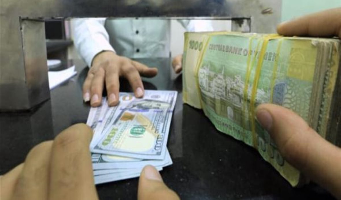 الدولار الواحد بـ 1720 ريالاً.. ملامح أزمة اقتصادية جديدة تهدد اليمنيين