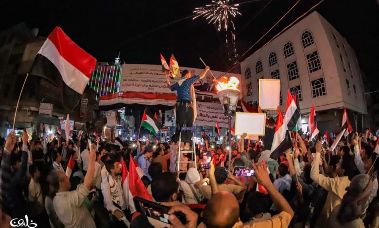 إطلاق الألعاب النارية وإيقاد الشعلة في تعز إحتفاءً بذكرى الوحدة اليمنية