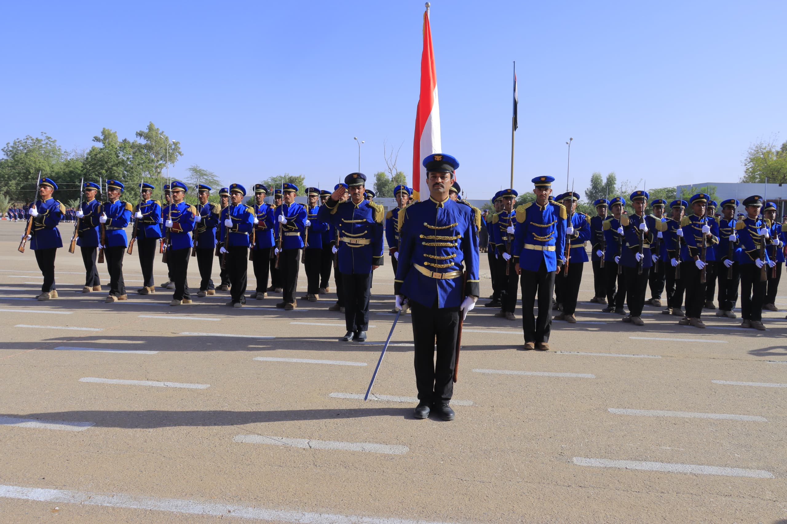   عرض عسكري مهيب في مأرب احتفاءً بالعيد الوطني الـ ٣٤ للجمهورية اليمنية ٢٢ مايو