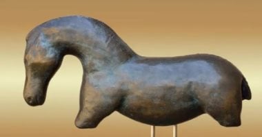 دراسة تكشف عن أول حصان منحوت بالعالم عمره 35000 عاما عثر عليه في كهف بألمانيا