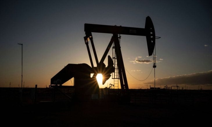 النفط يتراجع لسادس يوم على التوالي وسط زيادة كبيرة في المخزونات الأمريكية