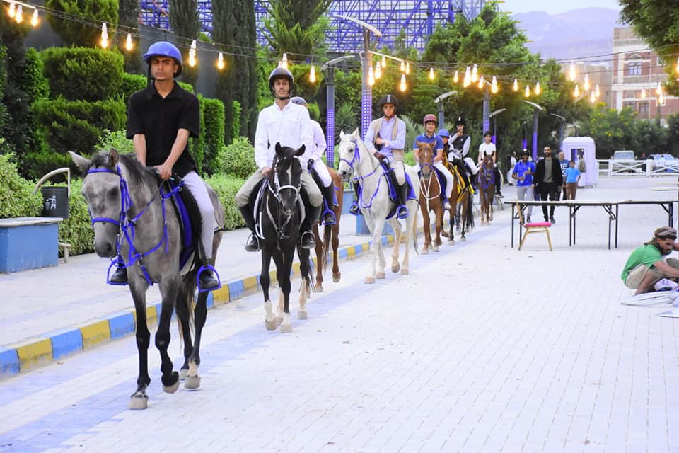 خيول اكاديمية الوحدة للفروسية تزين شوارع صنعاء احتفالا بعيد الأضحى