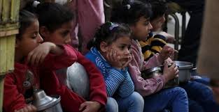 غزة.. ارتقاء 4 أطفال جراء سوء التغذية وإصابة 60 نازحا بالتسمّم