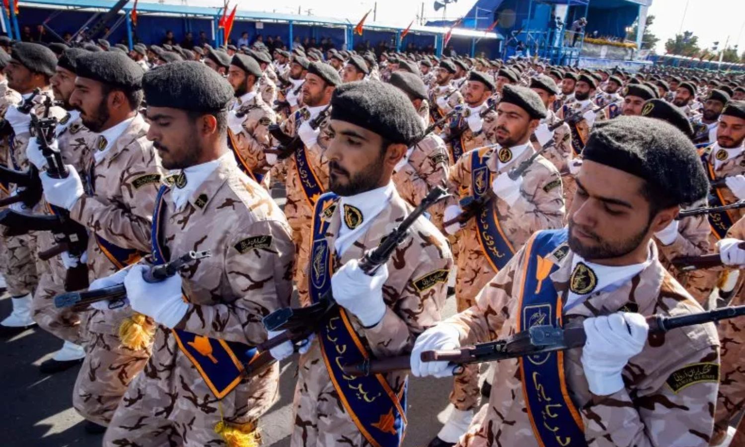 بما فيهم ميليشيا الحوثي .. أمريكا تفرض عقوبات على كيانات وأفراد تمول الجيش الإيراني 