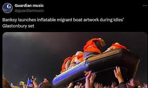 بانكسي يطلق تحفة فنية على شكل قارب مطاطي للمهاجرين
