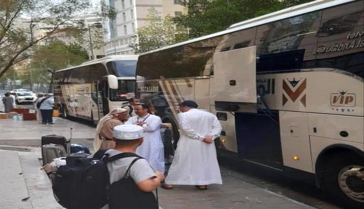 إعادة الحجاج العالقين في مطار جدة إلى مكة المكرمة لترتيب أوضاعهم