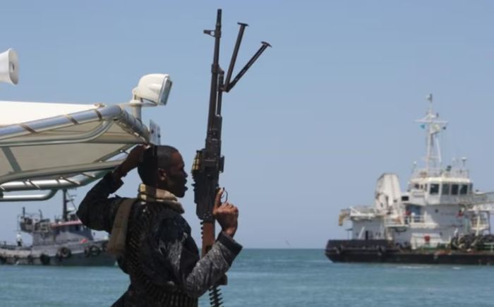 (بلومبرغ): هجمات الحوثيين تزيد نشاط القراصنة قبالة الصومال
