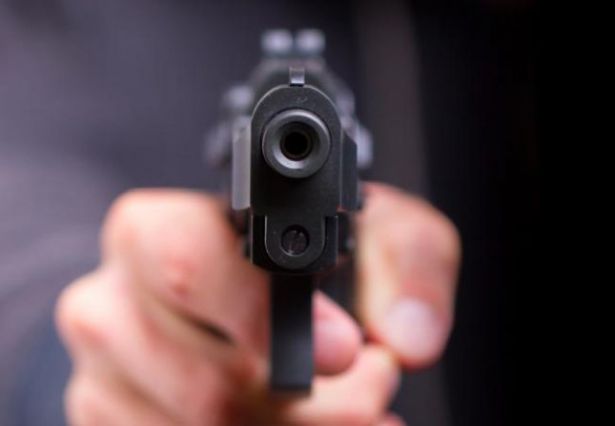 مقتل امرأة عشرينية على يد طفلها أثناء اللعب بالسلاح 
