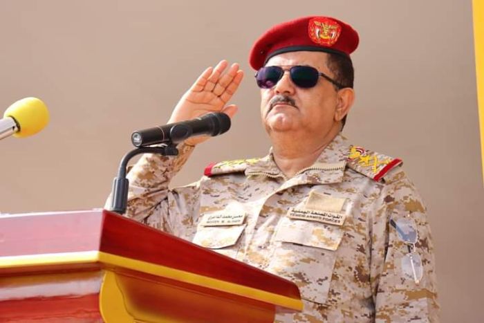 وزير الدفاع يشيد بالمرابطين في الجبهات لمواجهة ميليشيا الغدر الحوثية
