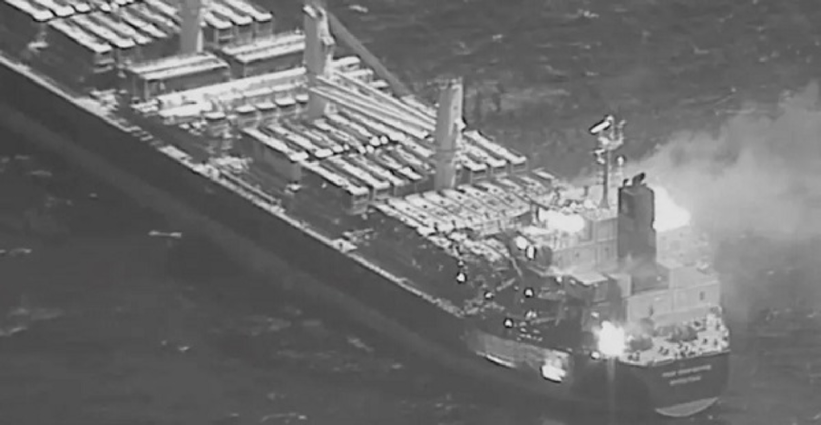 أمبري: بلاغ عن انفجارين قرب سفينة تجارية على بعد 21 ميلا بحريا غربي المخا