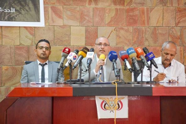 السلطة المحلية بتعز تعقد مؤتمر صحفي لعرض جرائم حصار ميليشيا الحوثي الإرهابية على المحافظة