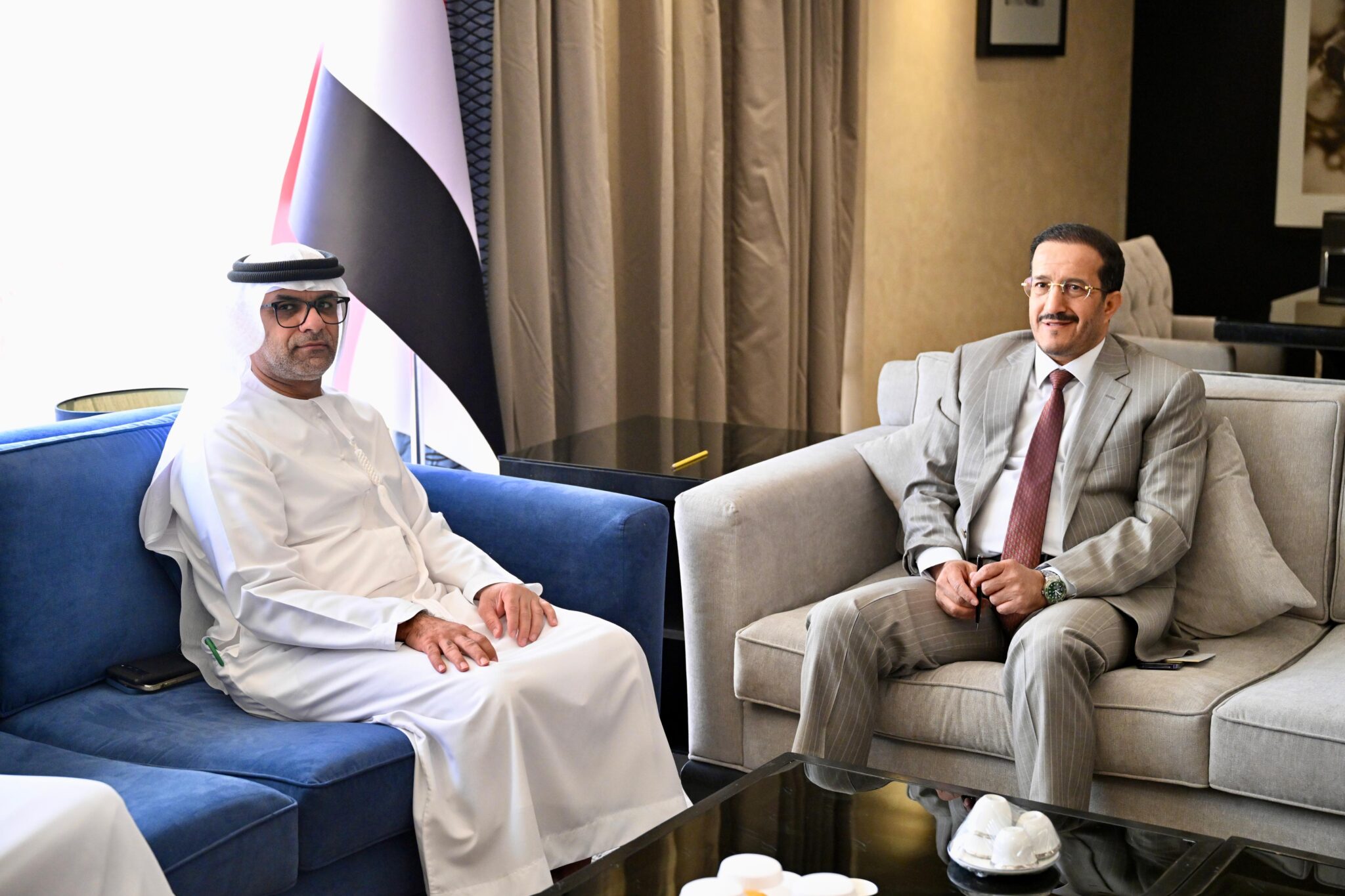 عضو مجلس القيادة الرئاسي عثمان مجلي يلتقي السفير الإماراتي لدى اليمن 