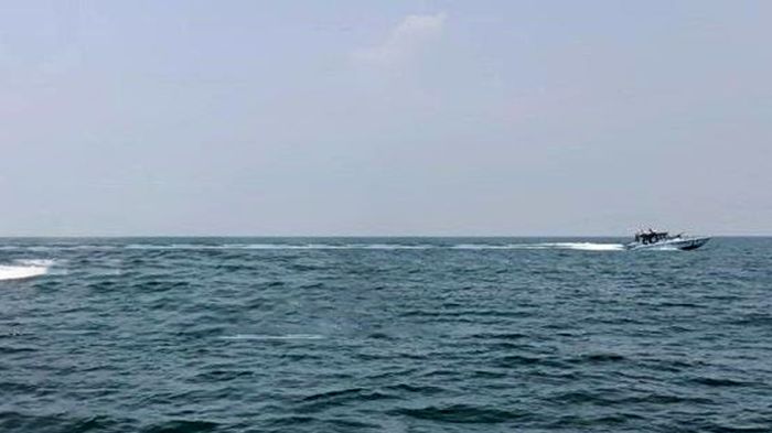 مقتل عنصر لمليشيا الحوثي في هجوم فاشل بزورق مفخخ على سفينة تجارية بالبحر الأحمر 