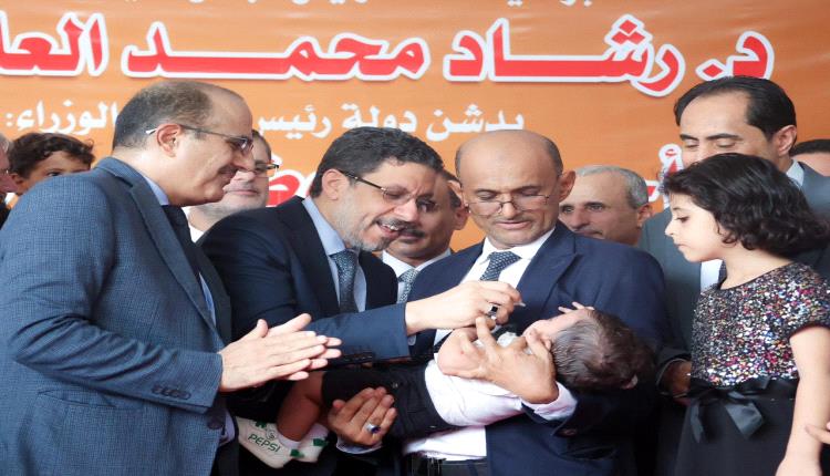 عدن.. رئيس الوزراء يدشن الجولة الثانية من حملة التحصين الاحترازية ضد شلل الأطفال