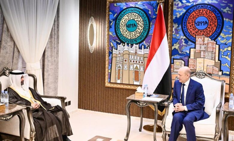 رئيس مجلس القيادة يبحث مع سفير دولة الكويت مستجدات الوضع اليمني