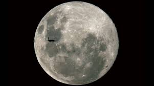 اكتشاف كهف على سطح القمر يمكن أن يكون مفيداً لرواد الفضاء