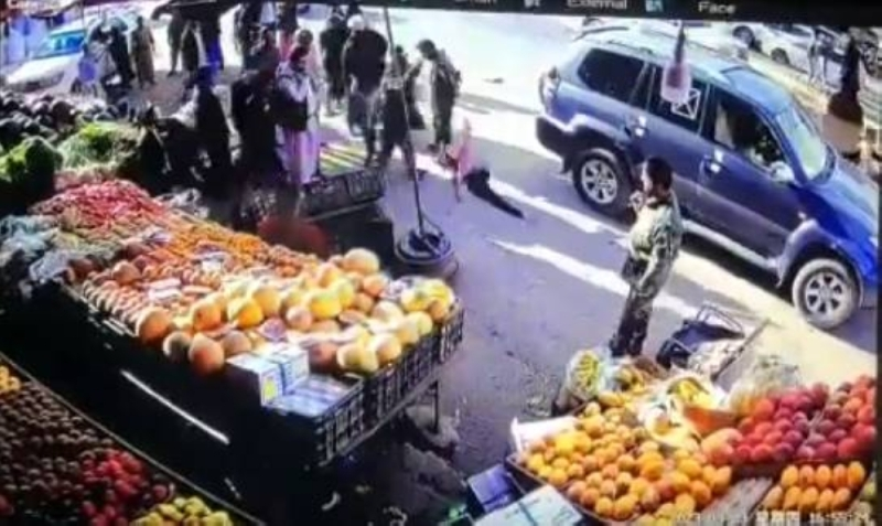 جبايات غير قانونية تفرضها ميليشيا الحوثي على أصحاب البسطات في سوق الزهراوي بصنعاء