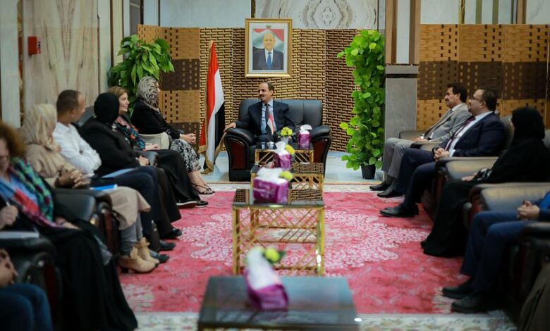 الوزير الإرياني يلتقي وفداً أممياً بالمكلا ويؤكد على موقف الحكومة الثابت في دعم جهود إحلال السلام