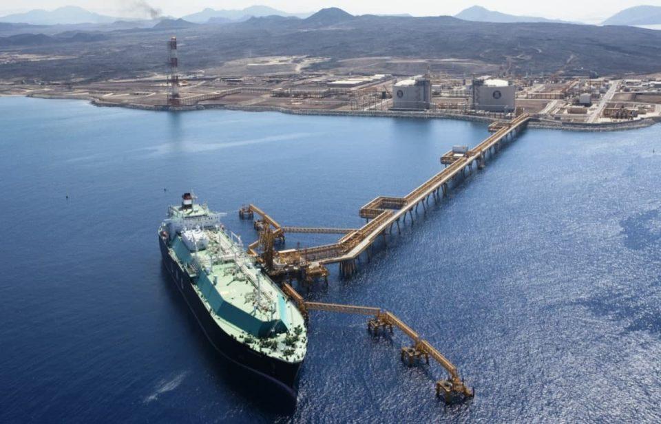 ترتيبات حكومية لاستئناف تصدير النفط عبر ميناء النشيمة بشبوة عقب اتفاق خفض التصعيد الاقتصادي 