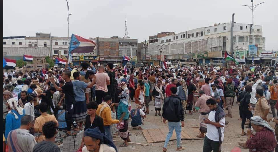 غم تعرضها لإطلاق نار وإصابة عدد من المتظاهرين ... حشود كبيره تصل ساحة العروض بعدن للمشاركة في 