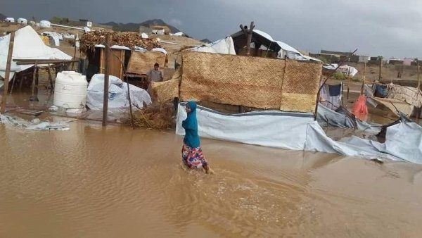 تقرير حكومي: تضرر 1759 أسرة نازحة في حضرموت وشبوة وأبين جراء الأمطار الغزيرة والسيول