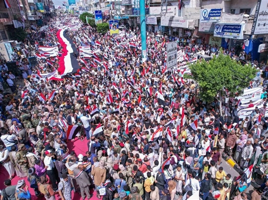 دعت لدعم الجيش لاستعادة الدولة.. مسيرة حاشدة بتعز احتفاء بذكرى ثورة سبتمبر المجيدة