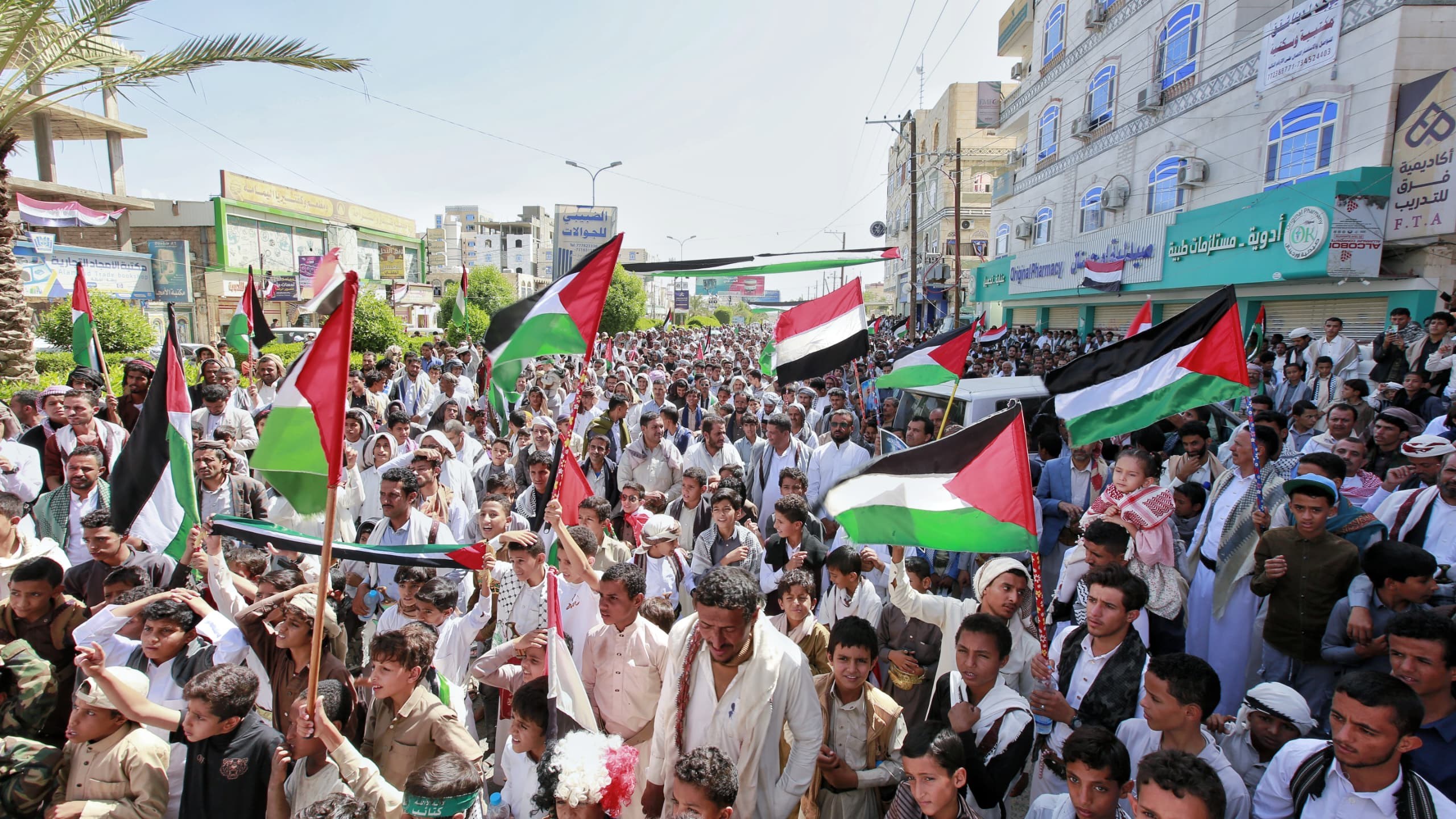 وقفة “حاشدة” في مأرب تضامنًا مع الشعب الفلسطيني وتنديدا باستمرار حرب الإبادة بغزة 