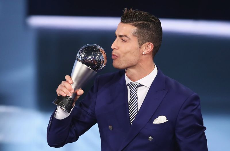 رونالدو يتوج بجائزة افضل لاعب في العالم