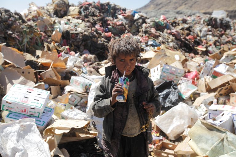 القمامة مصدر معيشة اليمنيين في عهد الحوثيين