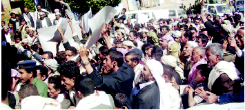 تظاهره العشرات من أبناء الرجم أمام المجمع الحكومي بالمحويت