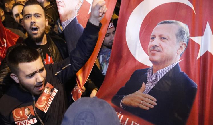 أردوغان يتهم هولندا بالتورط بمجزرة سربرنيتشا وينتقد ميركل