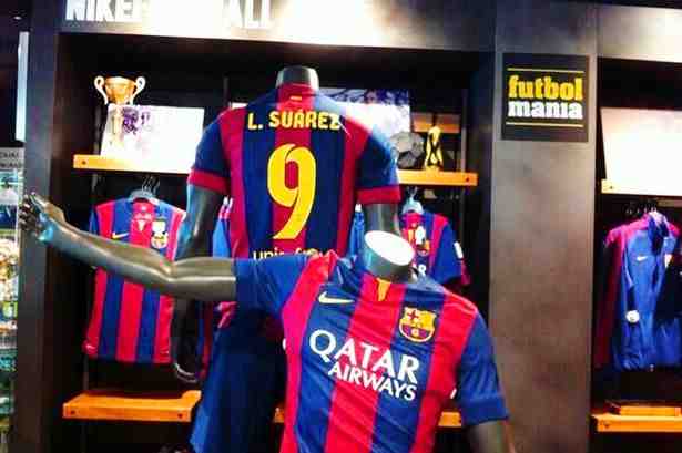 قميص سواريز مع برشلونة يجتاح الأسواق