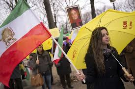 إيرانيون يتظاهرون في باريس للمطالبة بإسقاط النظام